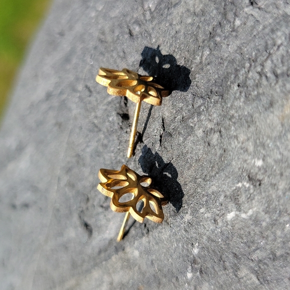 💥LAST PAIR💥Golden Lotus Hollow Cut Zen Stud Earrings - Picture 6 of 7
